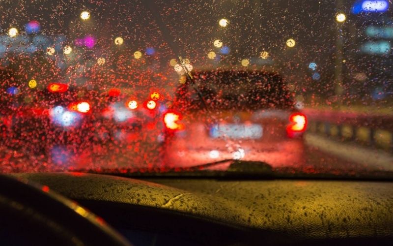 Karlı ve Yağmurlu Havalarda Araba Kullanmak